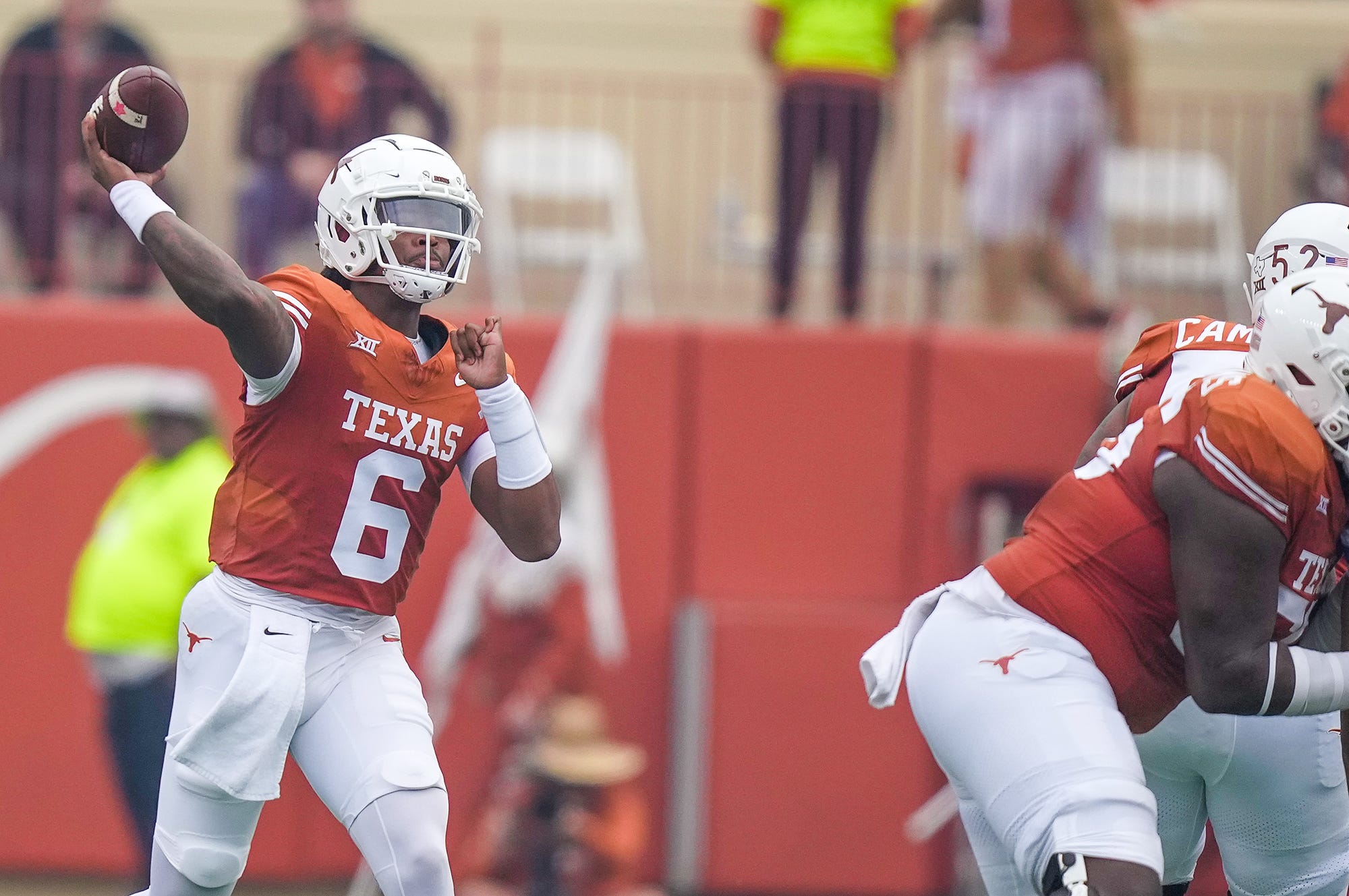 Maalik Murphy throws a pass against Kansas State 